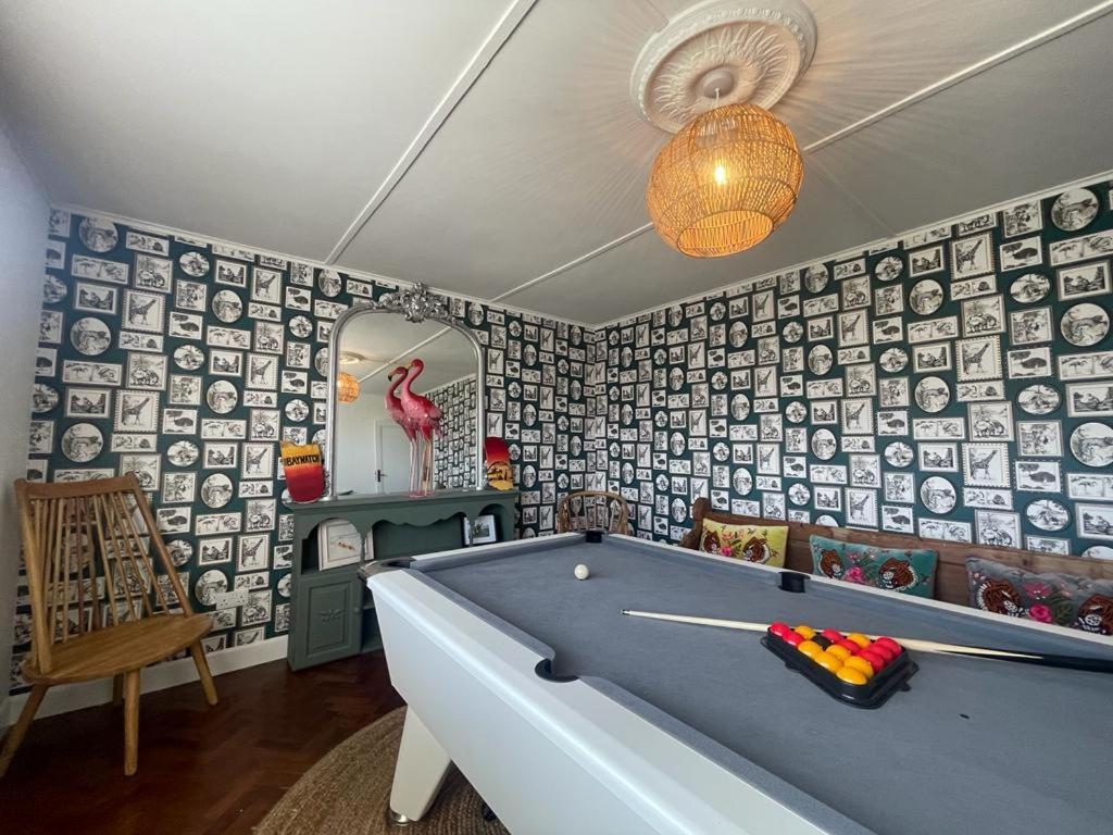 Baywatch Mawgan Porth Spacious Home Sleeps 9, Games Room, Parking & Garden Buitenkant foto